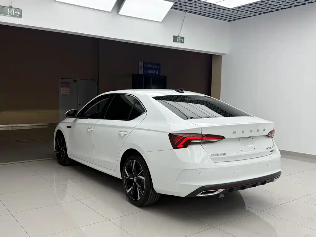 Skoda Octavia 2023 — фото 4