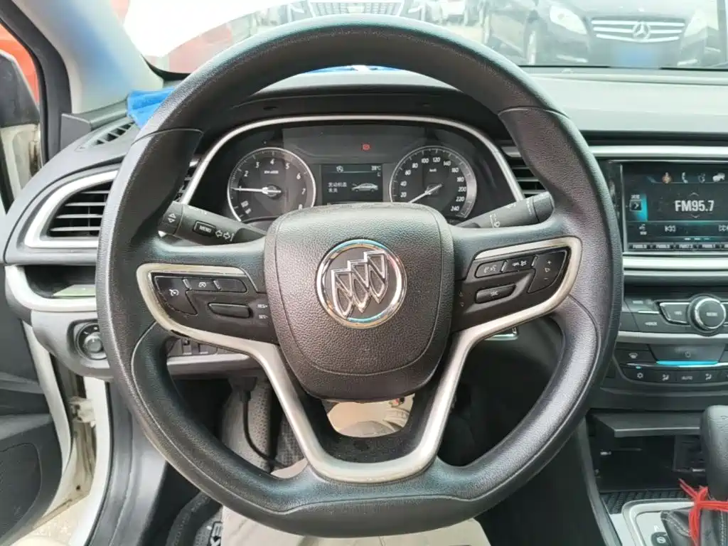 Buick Excelle 2016 — фото 11