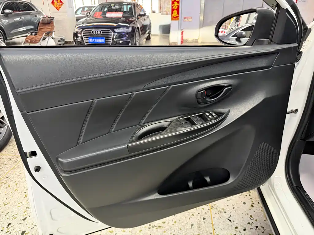 Toyota Yaris L 2022 — фото 7