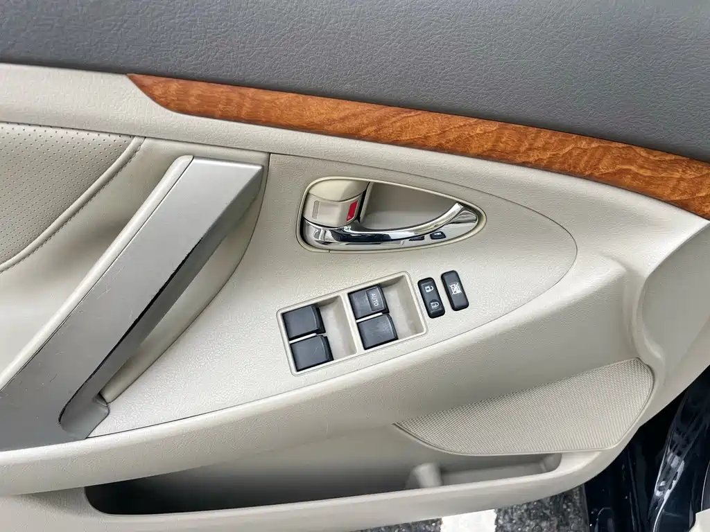 Toyota Camry 2010 — фото 12