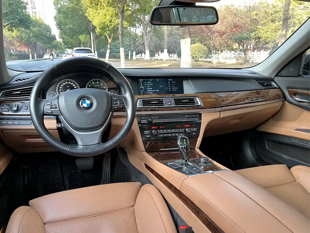BMW 7 Series 2012 — фото 15