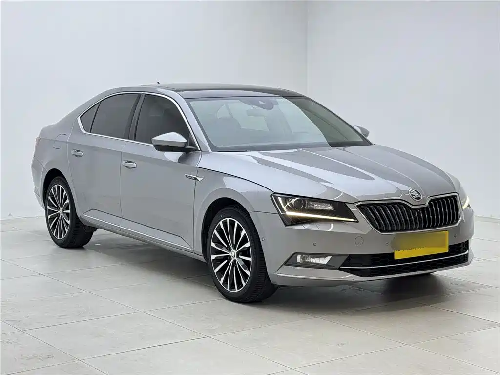 Skoda Superb 2017 — фото 22