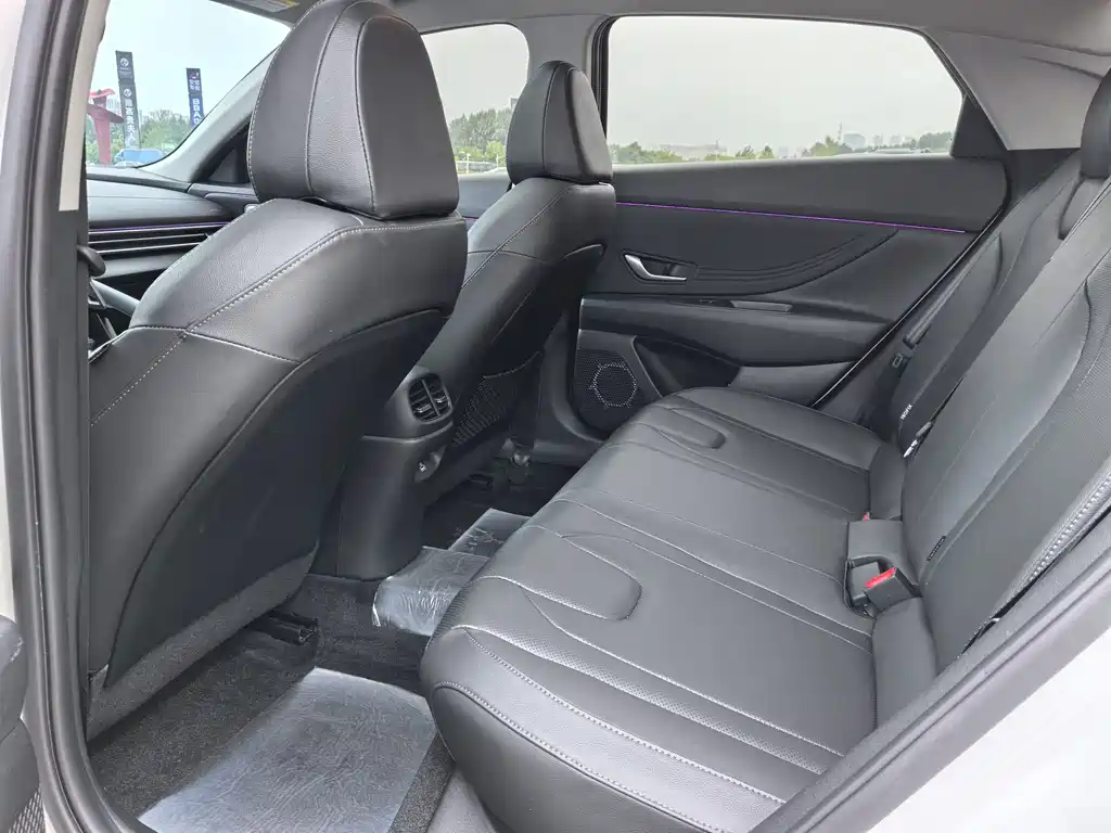 Hyundai Elantra 2023 — фото 17