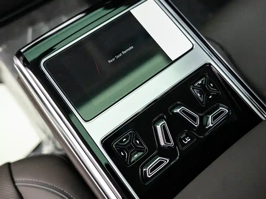 Audi A8 — фото 16