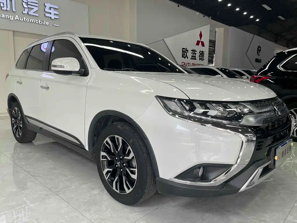 Mitsubishi Outlander 2021 — фото 10