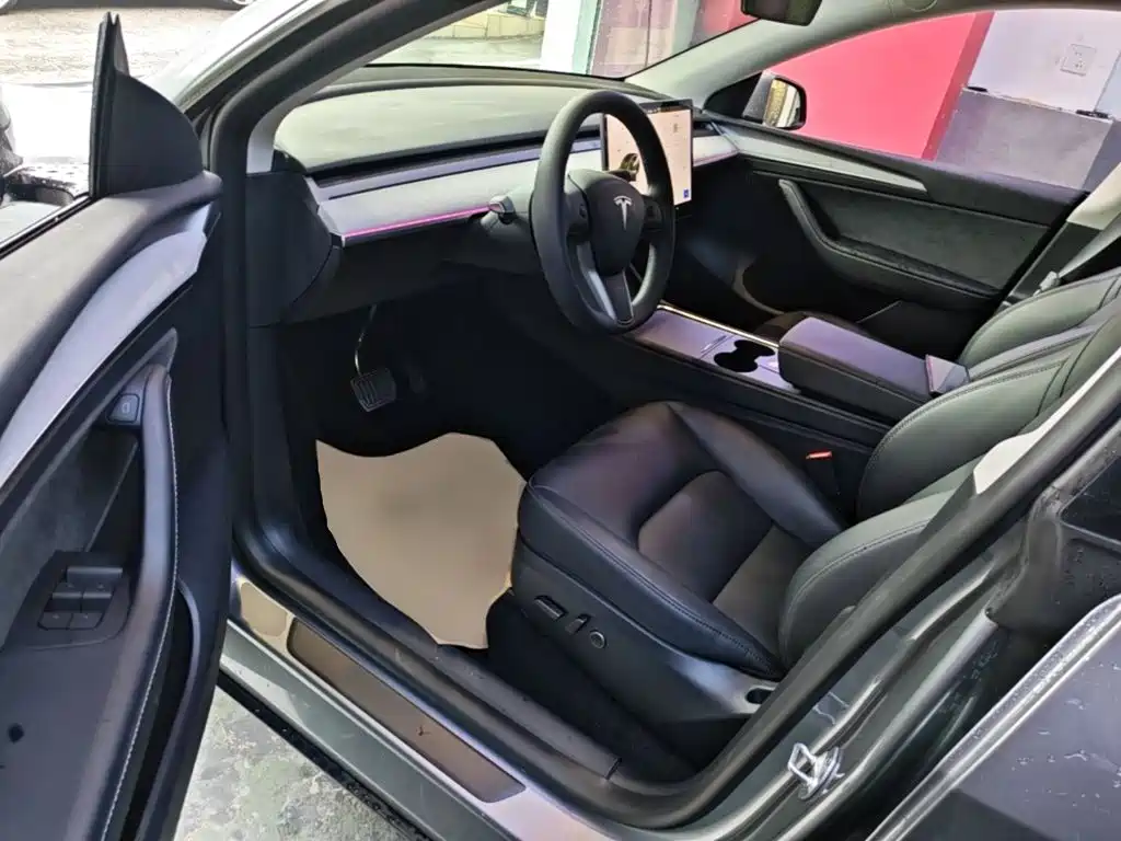 Tesla Model Y 2025 — фото 16