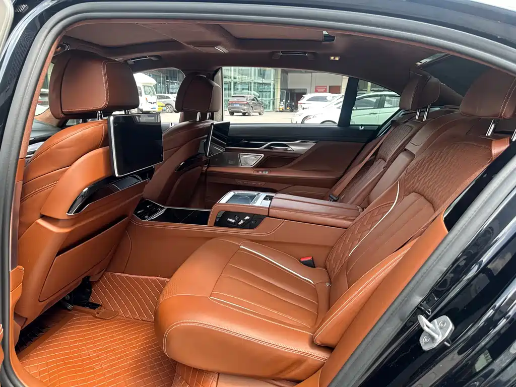 BMW 7 Series 2018 — фото 12