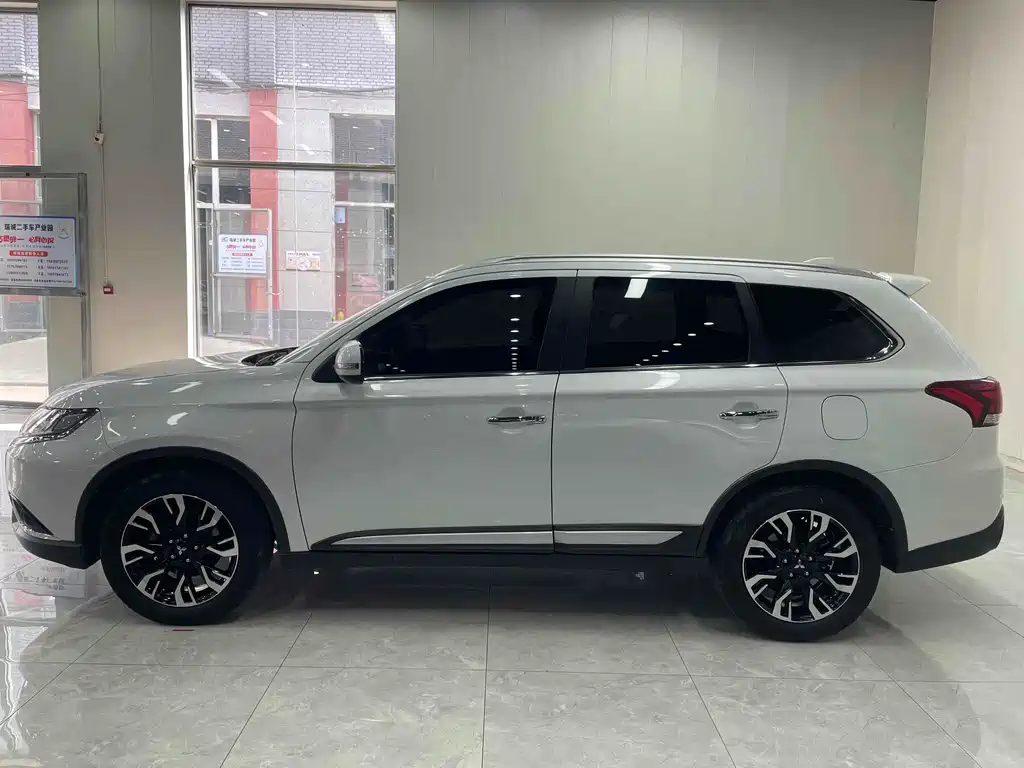 Mitsubishi Outlander 2021 — фото 5