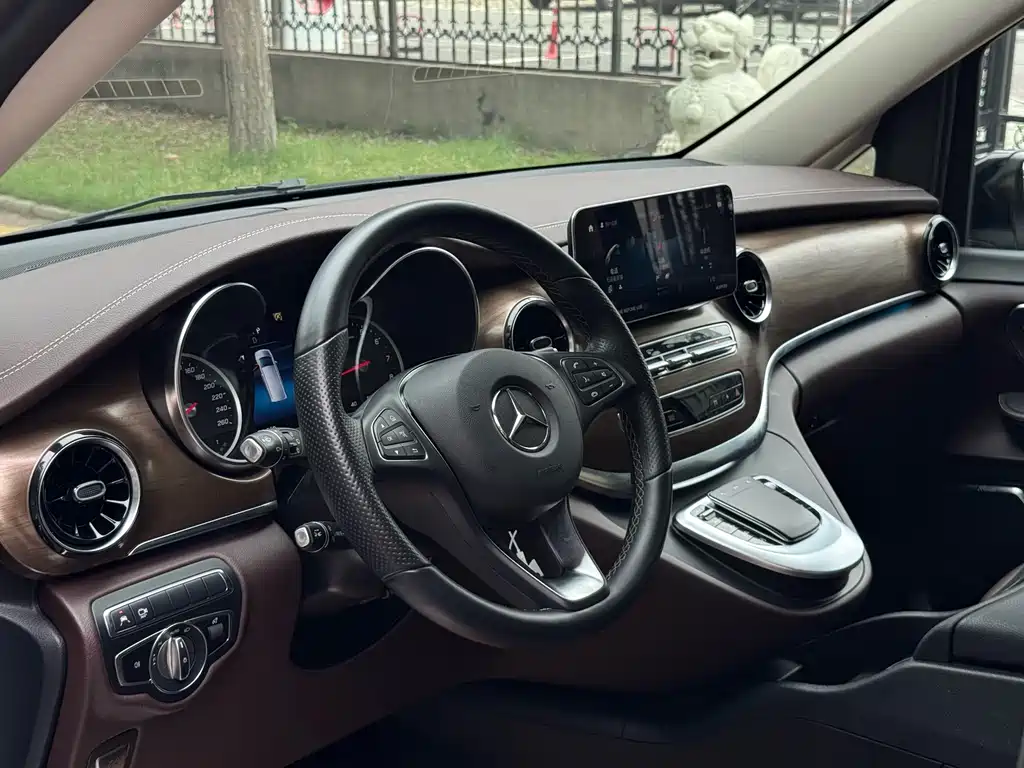 Mercedes-Benz V-Class 2023 — фото 18