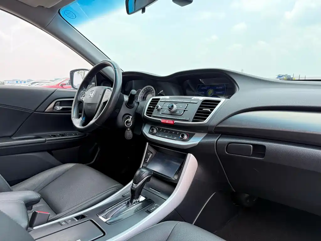 Honda Accord 2015 — фото 10