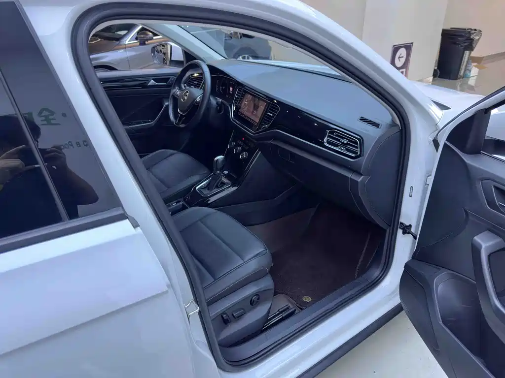Volkswagen T-Roc 2023 — фото 11
