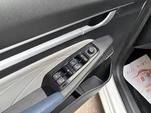 Geely Emgrand 2022