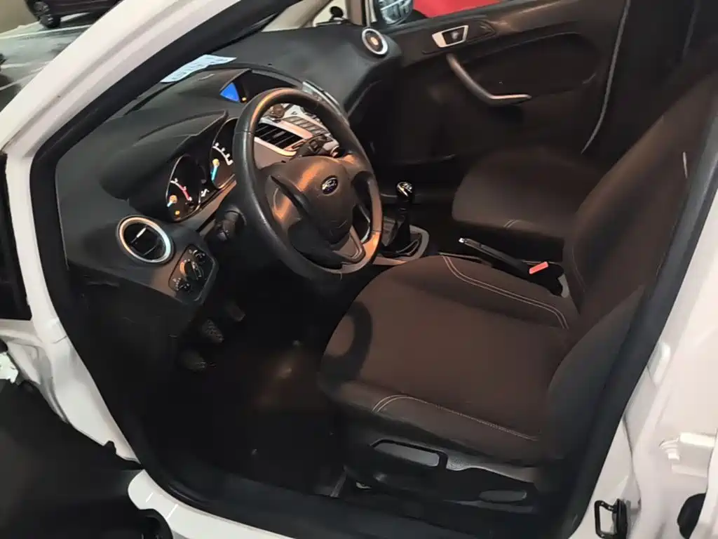 Ford Fiesta 2015 — фото 15