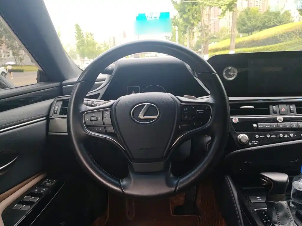 Lexus ES 2022