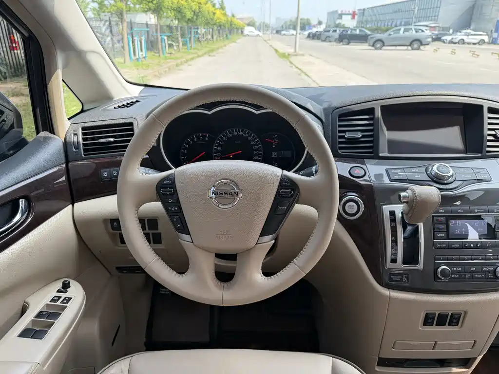 Nissan Quest 2017 — фото 15
