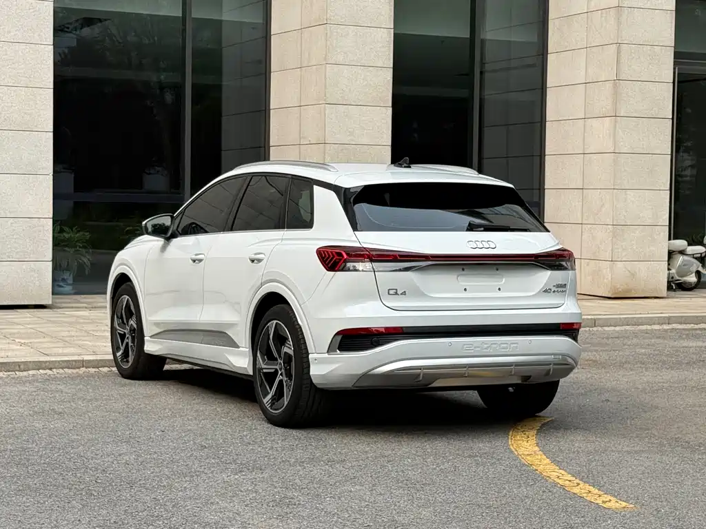 Audi Q4 e-tron 2023 — фото 18