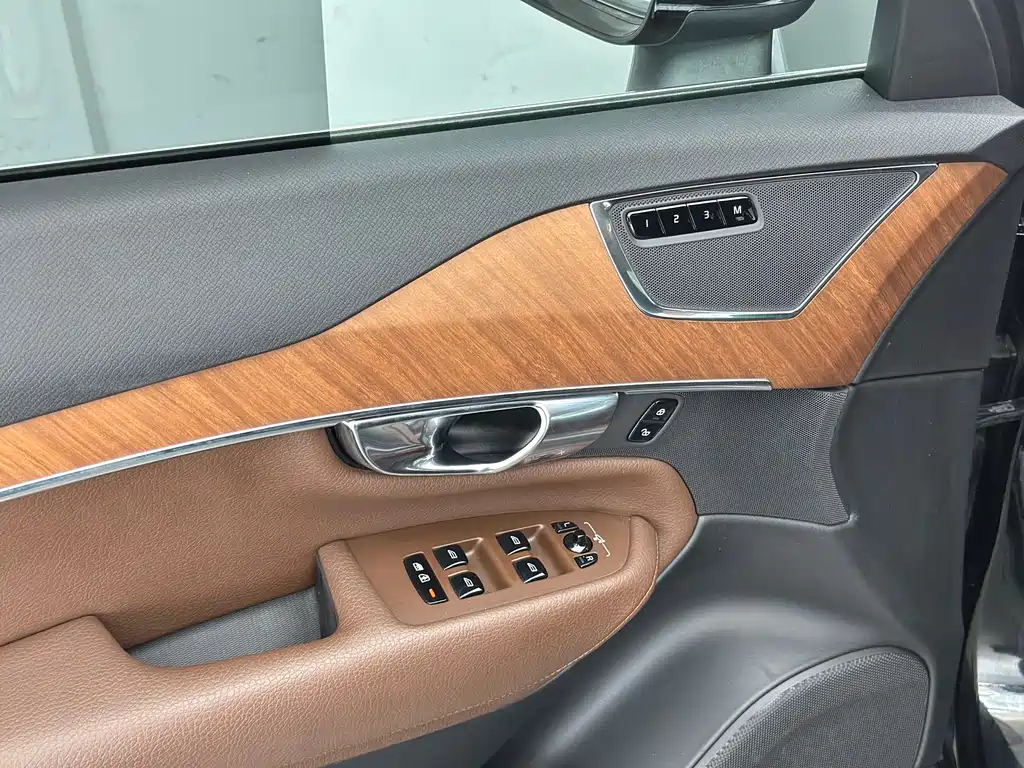 Volvo XC90 2020 — фото 18