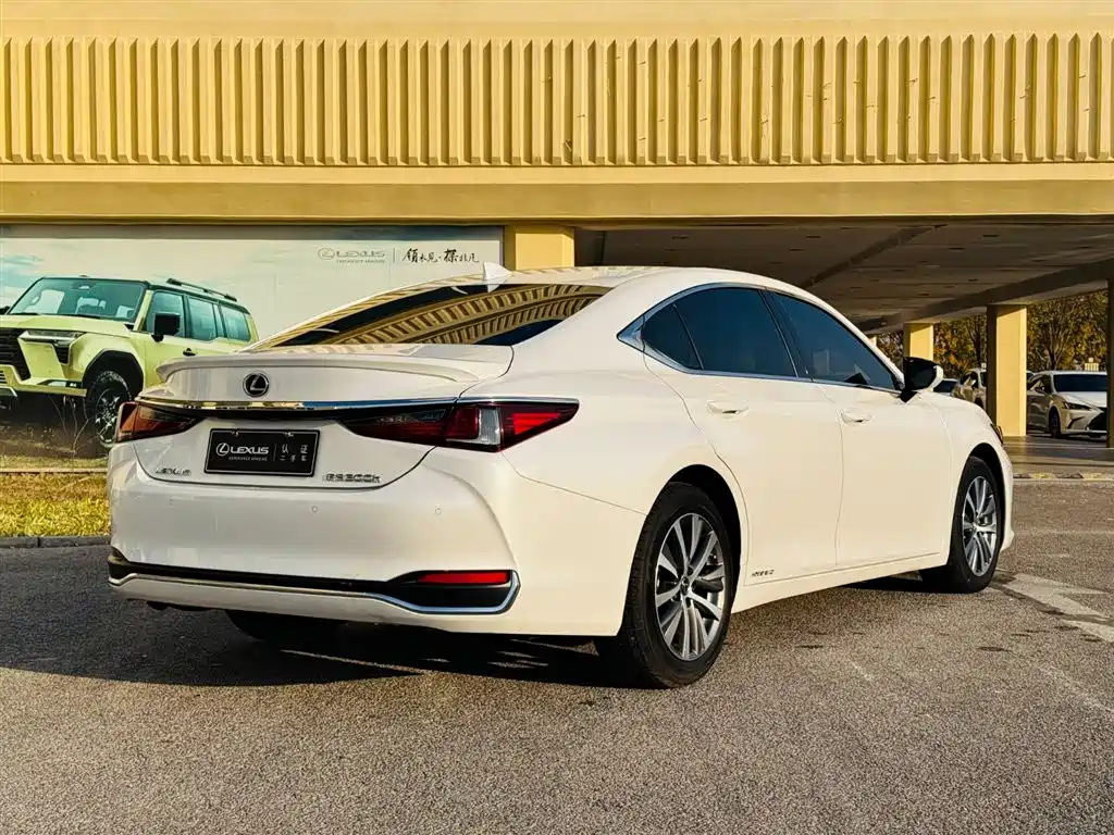 Lexus ES 2020 — фото 10
