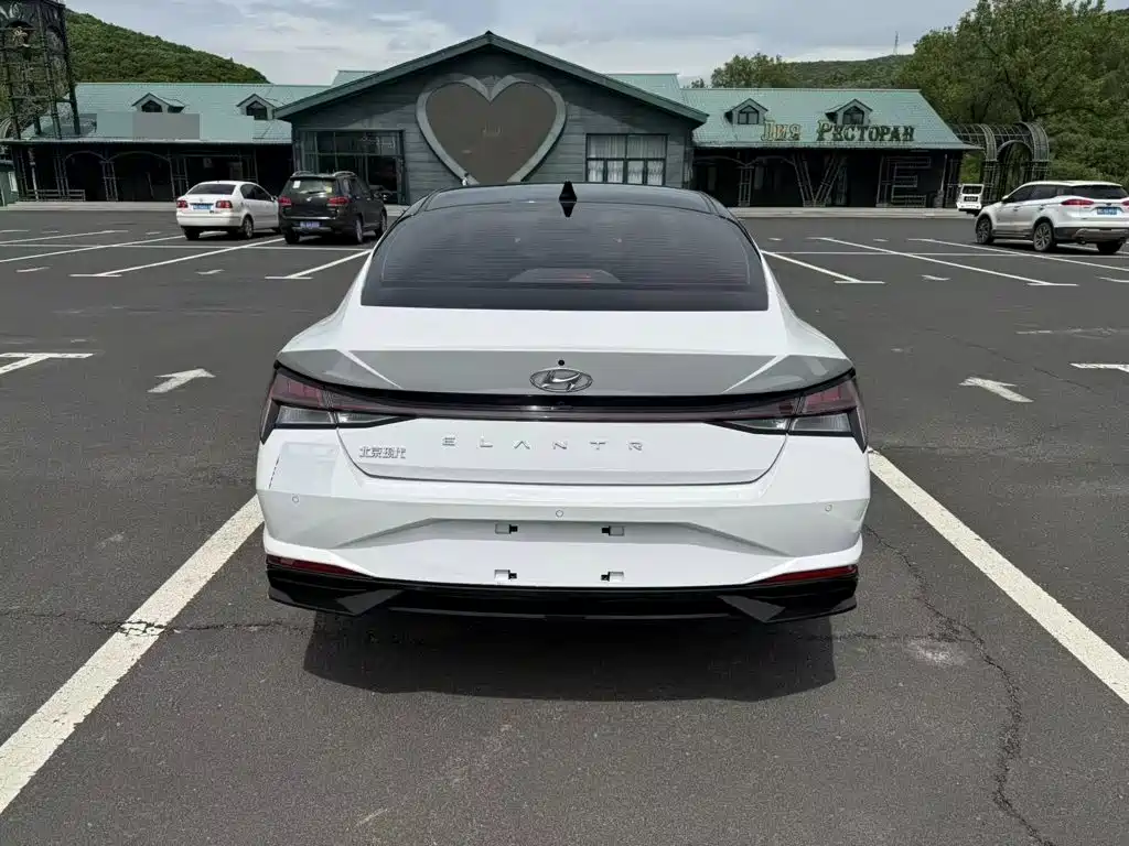 Hyundai Elantra 2022