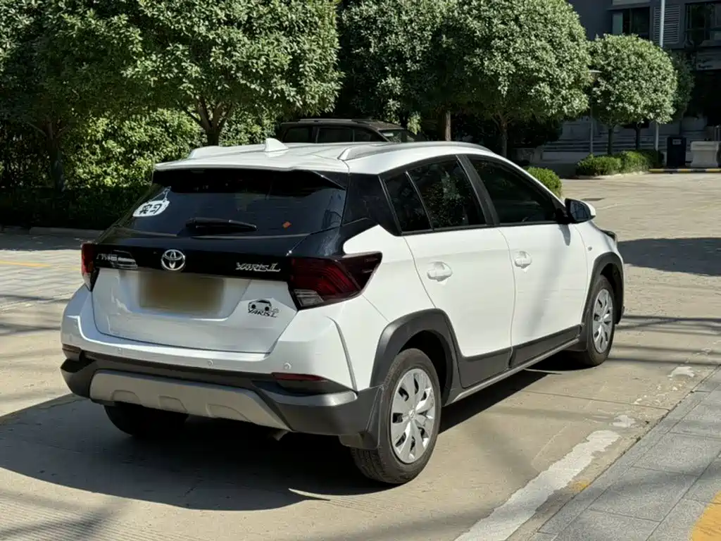 Toyota Yaris L 2022 — фото 13