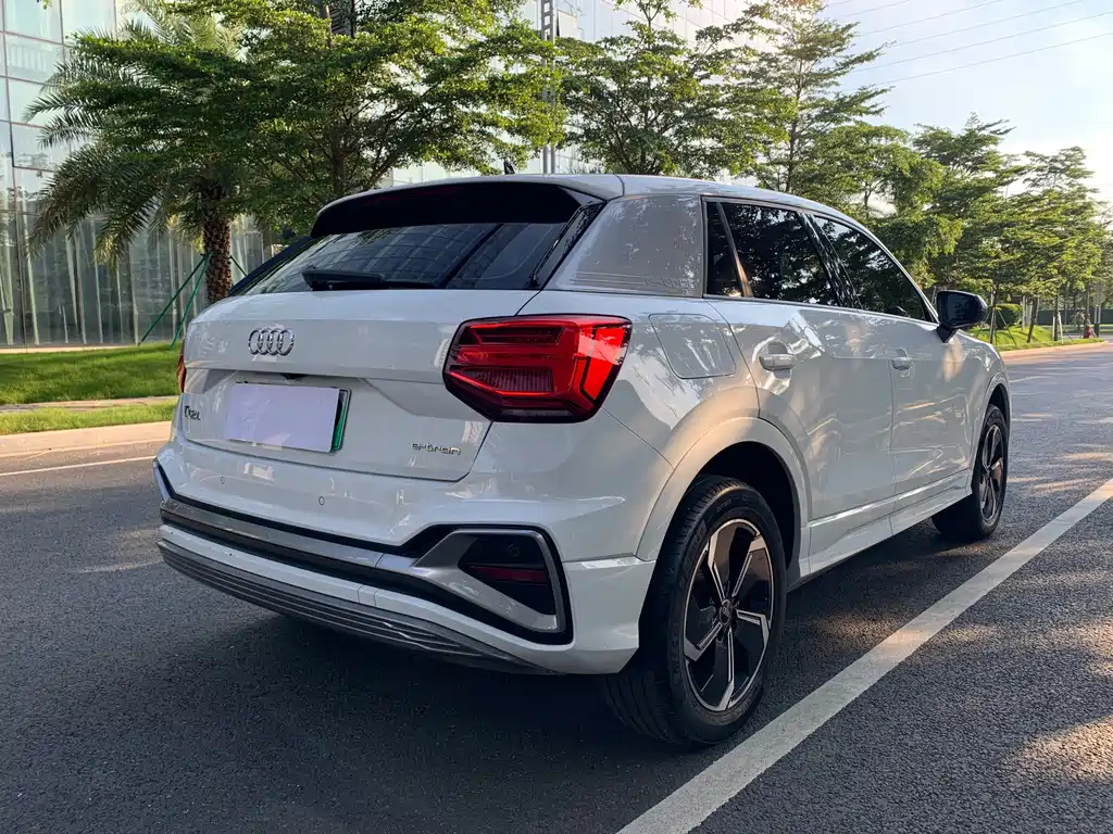 Audi Q2L e-tron 2022 — фото 4