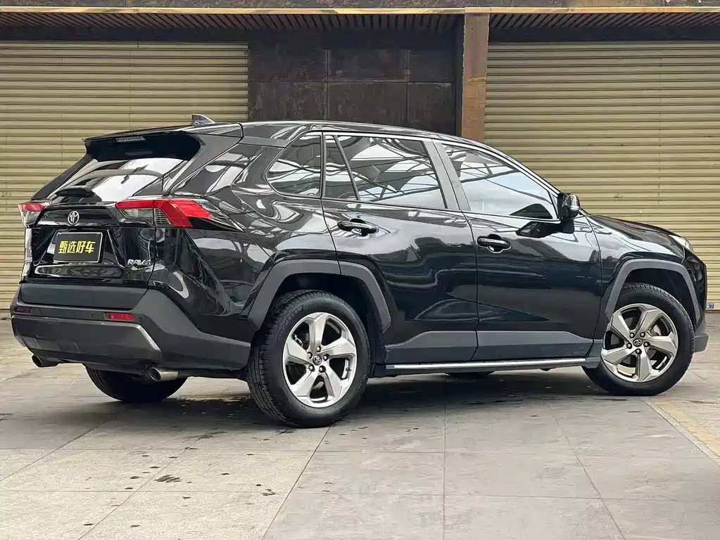 Toyota RAV4 2021 — фото 8