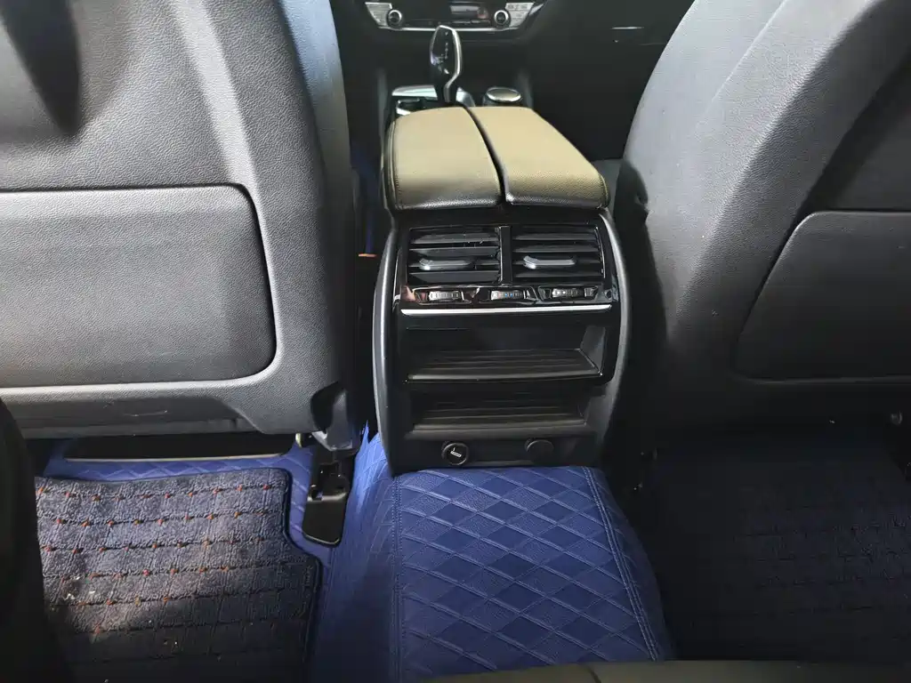 BMW 5 Series 2018 — фото 11