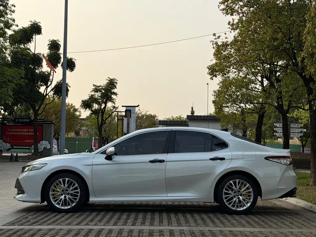 Toyota Camry 2019 — фото 4