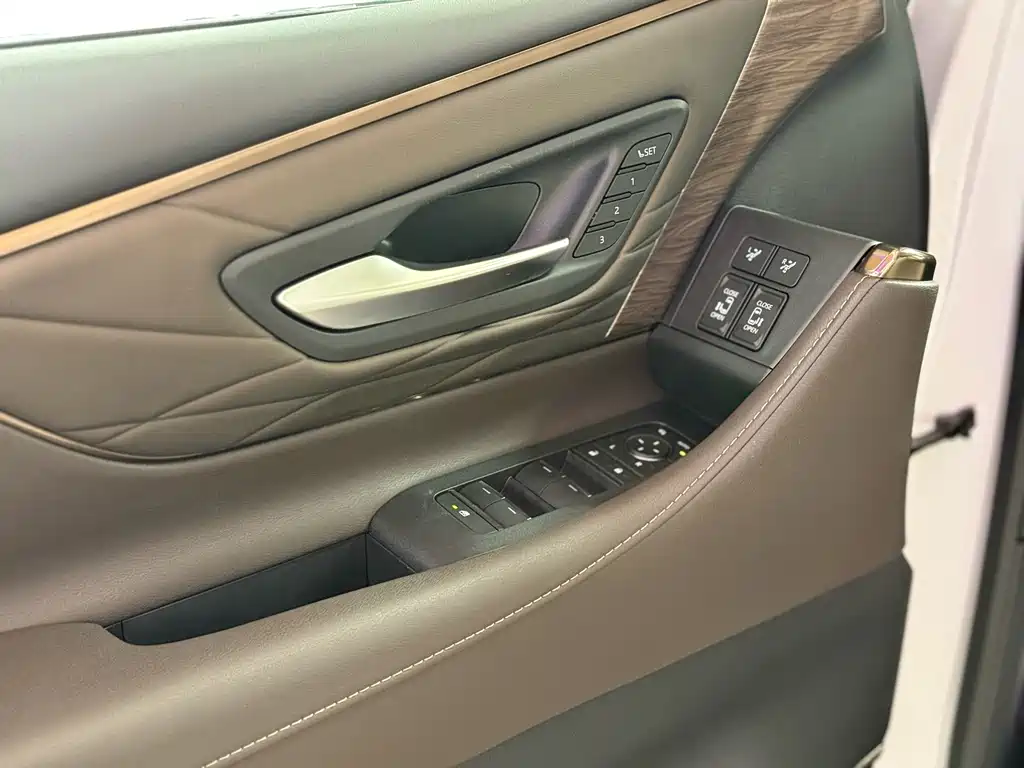 Toyota Alphard 2023 — фото 8
