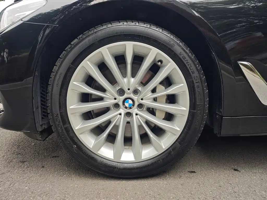 BMW 5 Series 2018 — фото 24