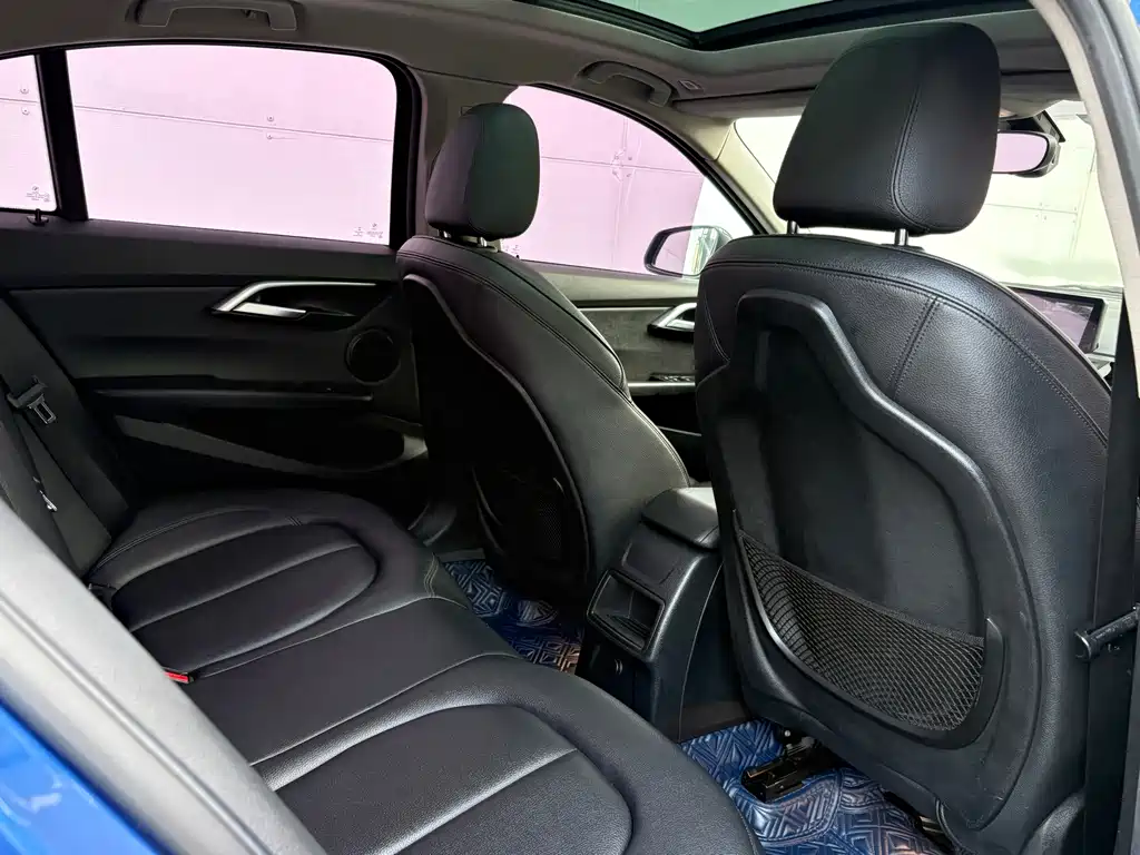 BMW 1 Series 2018 — фото 10