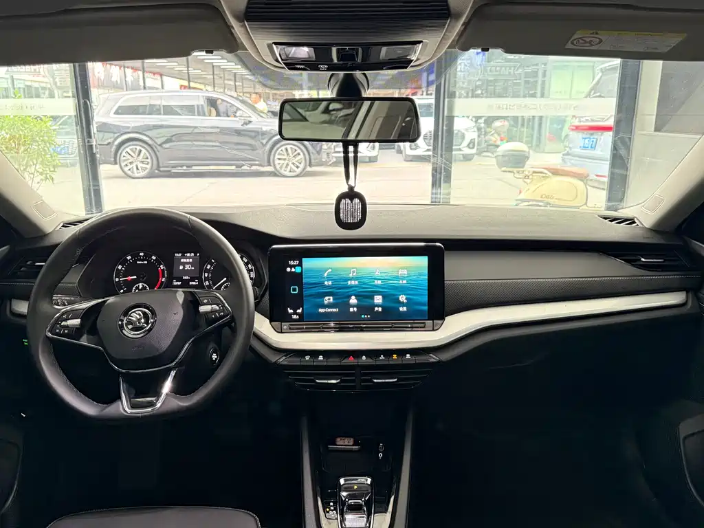 Skoda Octavia 2023 — фото 11