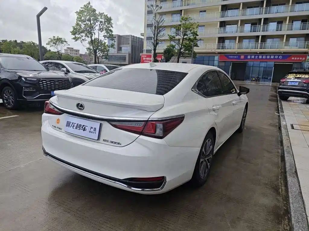 Lexus ES 2021