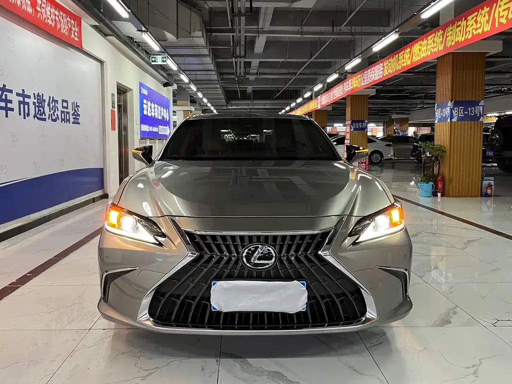 Lexus ES 2023 — фото 1