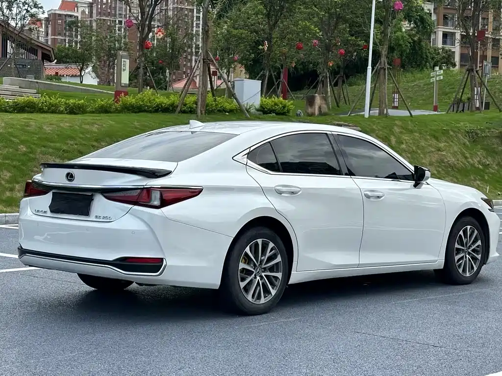 Lexus ES 2024