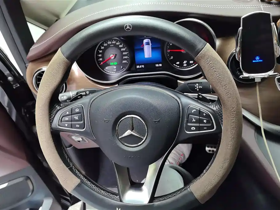 Mercedes-Benz V-Class 2023 — фото 15