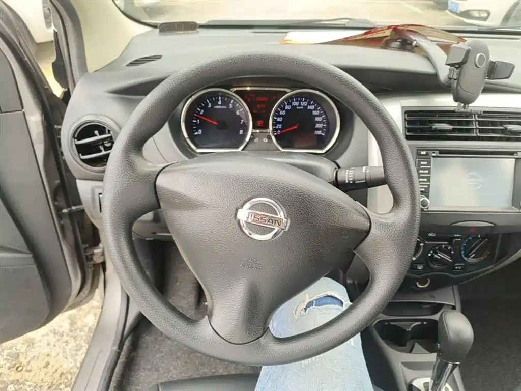 Nissan Livina 2015 — фото 11