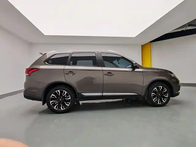 Mitsubishi Outlander 2020 — фото 12