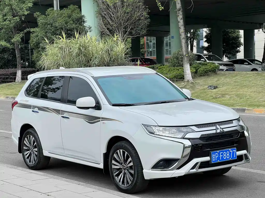 Mitsubishi Outlander 2023 — фото 14