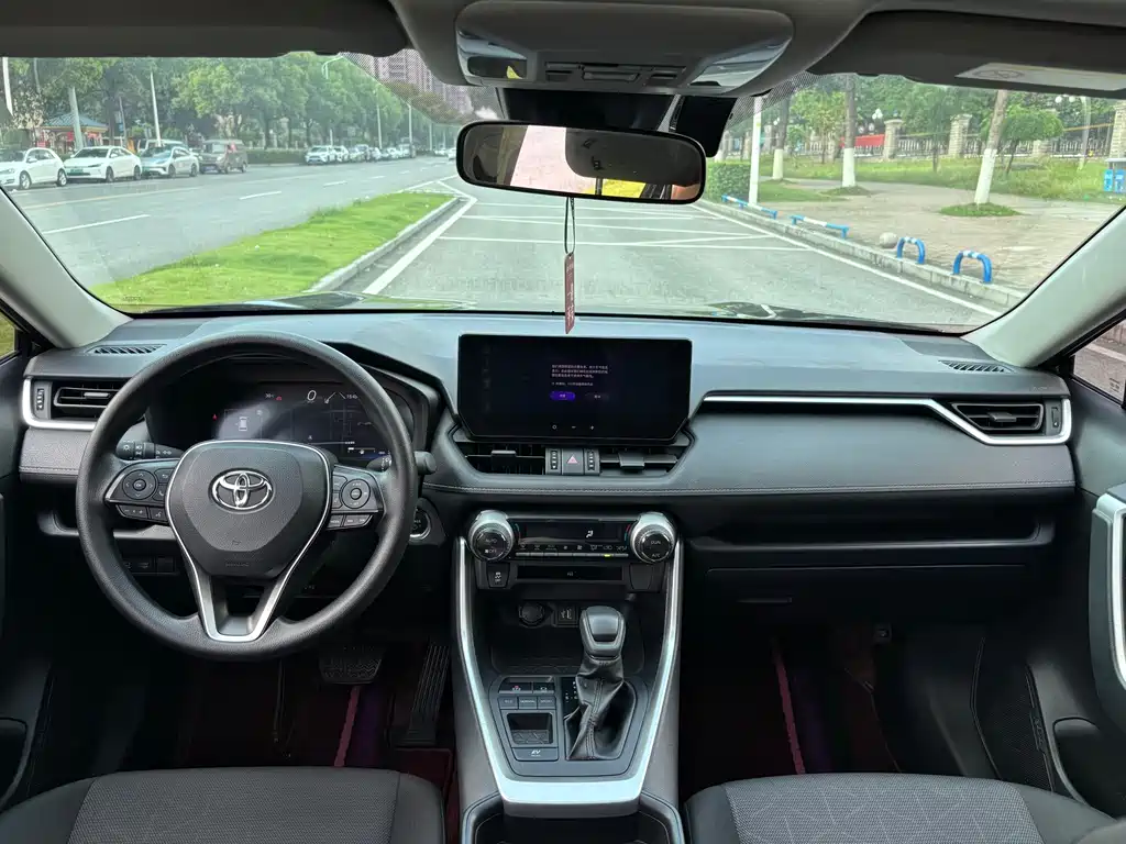 Toyota RAV4 2023 — фото 10