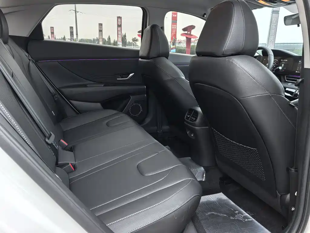 Hyundai Elantra 2023 — фото 16