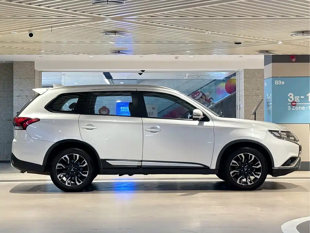 Mitsubishi Outlander 2019 — фото 5