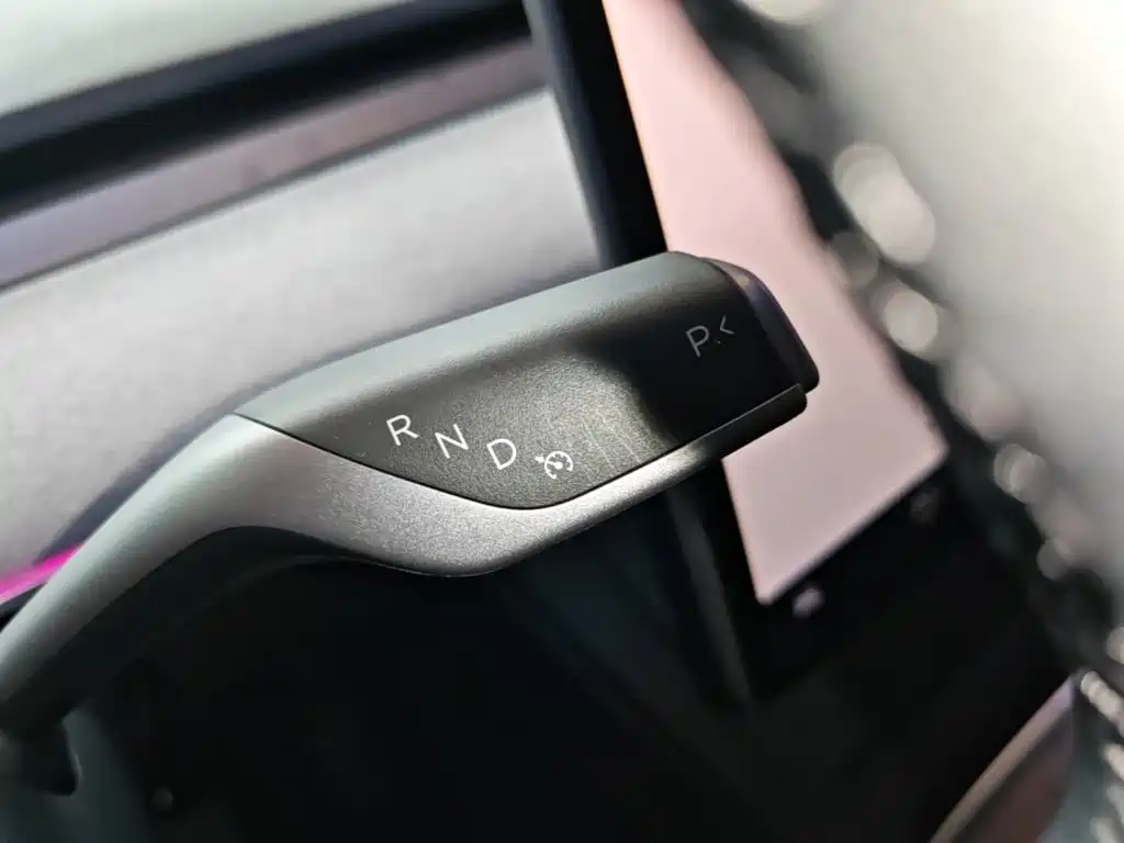 Tesla Model Y 2025 — фото 14