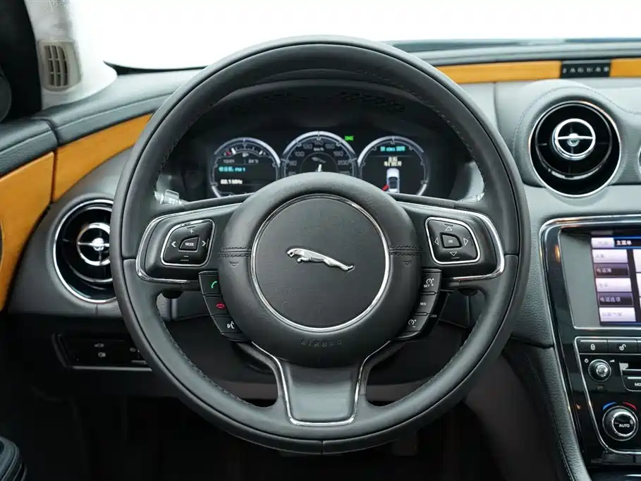 Jaguar XJ 2013 — фото 16