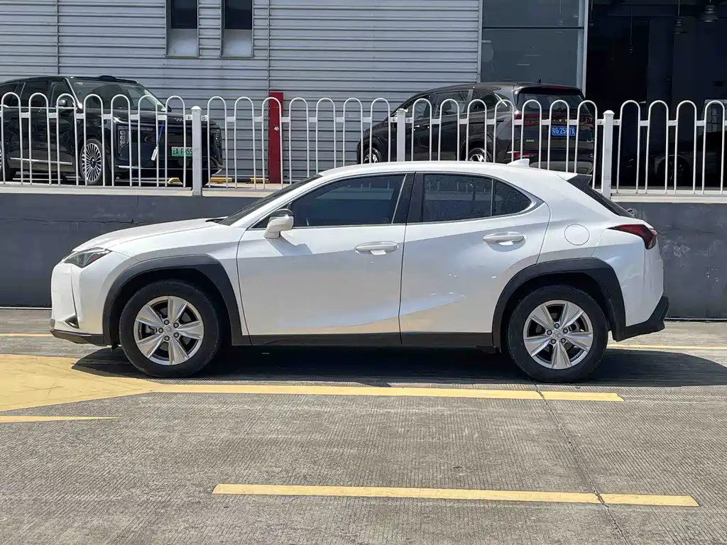 Lexus UX 2023 — фото 3