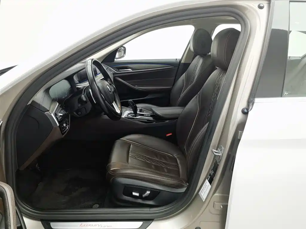 BMW 5 Series 2019 — фото 10