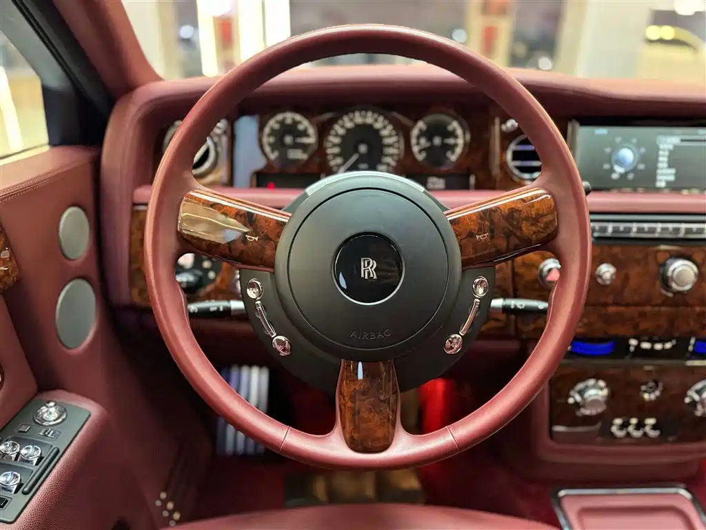 Rolls-Royce Phantom 2015 — фото 13