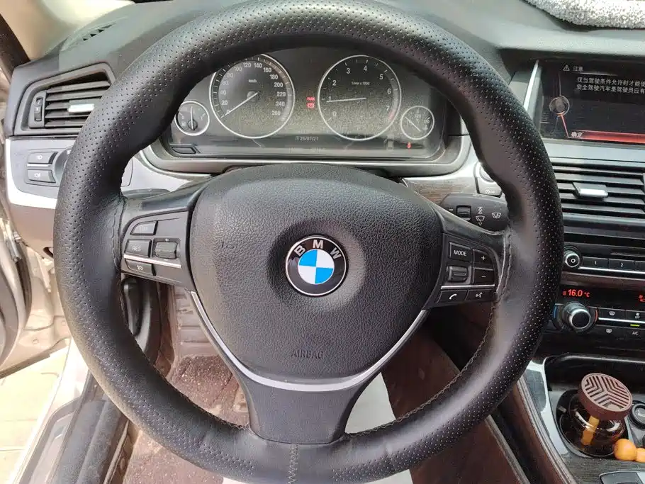 BMW 5 Series 2016 — фото 15