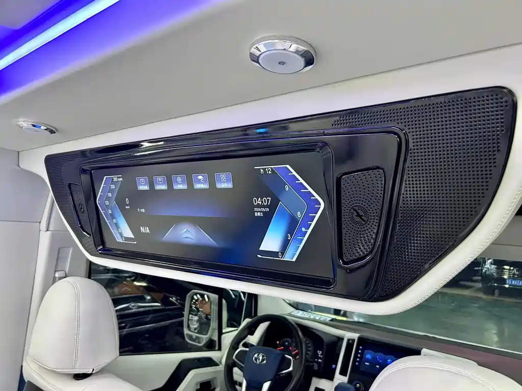 Toyota Hiace 2021 — фото 13
