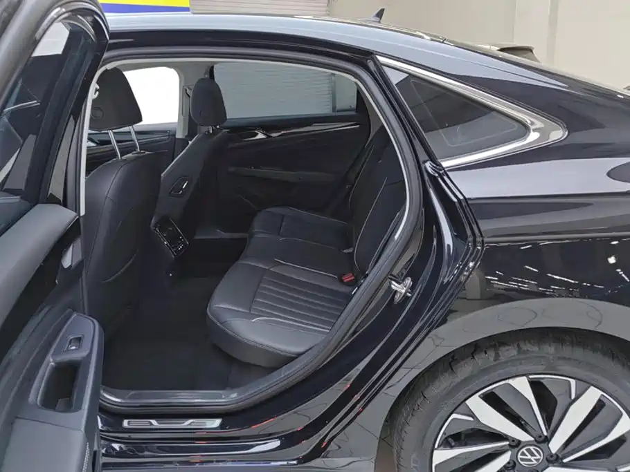 Volkswagen Passat 2023 — фото 11